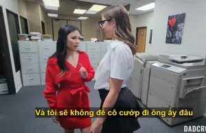 Một cặp đôi người Đài Loan đã chụp ảnh tự sướng. Cô bạn gái nói: "Em muốn trở thành một con cá chết". "Đừng chụp ảnh lén lút. Hãy xóa chúng đi. Nếu một ngày nào đó chúng bị rò rỉ thì sao?"
